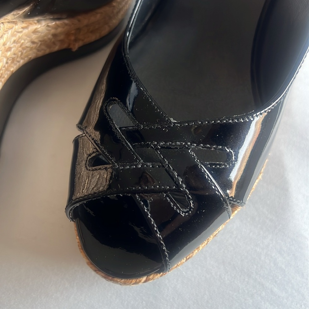 Stuart Weitzman NWT 7.5m Black Patent and Woven Wedges - Picture 12 of 14
